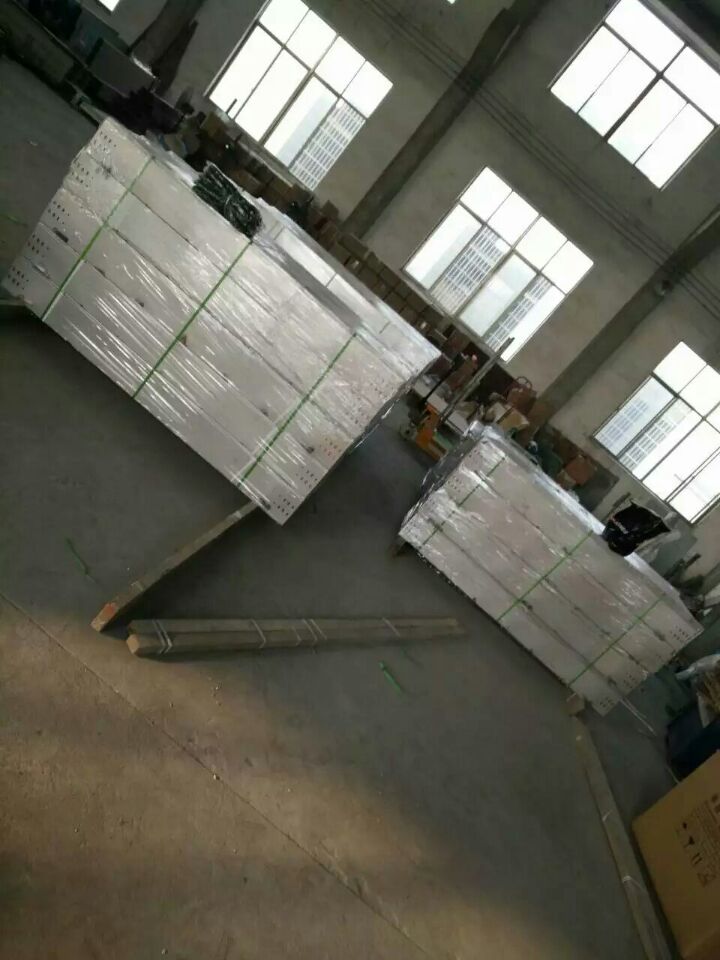 300*150烤漆槽式桥架